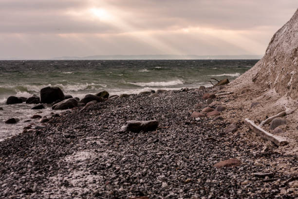 neve praia no mar do norte - rugen island baltic sea germany white cliffs - fotografias e filmes do acervo