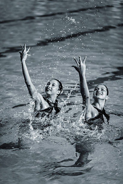 in gara di nuoto sincronizzato - synchronized swimming swimming sport symmetry foto e immagini stock