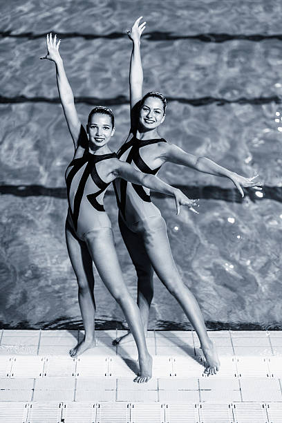 natação sincronizada raparigas a posar da piscina - synchronized swimming swimming sport symmetry imagens e fotografias de stock