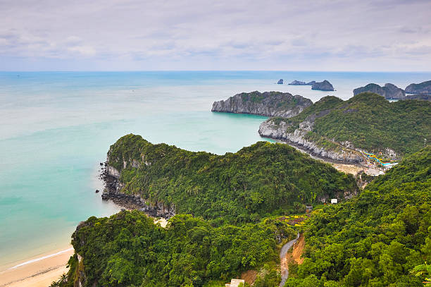 widok wybrzeża wyspa cat ba - vietnam halong bay bay photography zdjęcia i obrazy z banku zdjęć