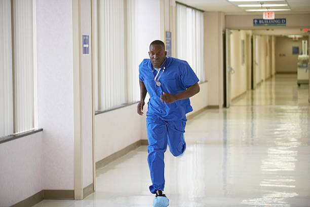 病院の廊下を走る看護師 - urgent ストックフォトと画像