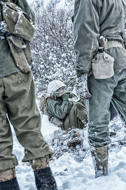 ii wojny światowej nas armii technik kapral rozmawia przez radiotelefon - military canteen zdjęcia i obrazy z banku zdjęć