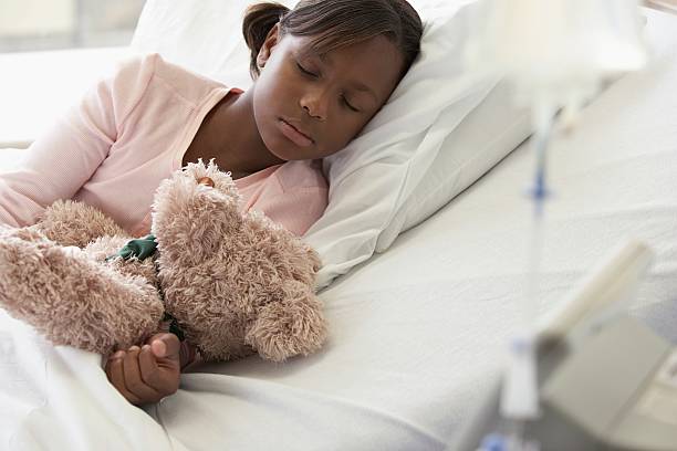 ragazza che dorme in ospedale - nurse doctor healthcare and medicine african descent foto e immagini stock