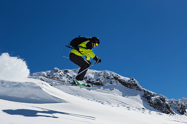 アルペンスキーヤーには、ゲレンデスキーダウンヒル - powder snow skiing agility jumping ストックフォトと画像