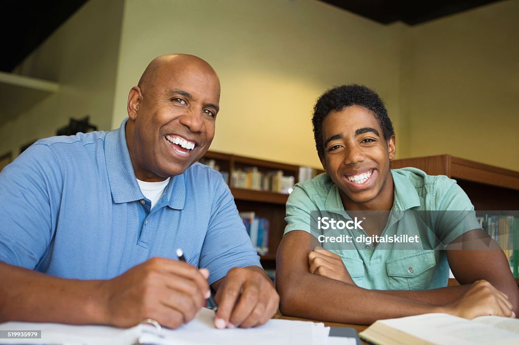 Profesor y estudiante trabajando juntos - Foto de stock de Consejo libre de derechos