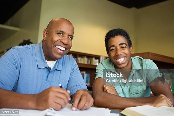 Profesor Y Estudiante Trabajando Juntos Foto de stock y más banco de imágenes de Consejo - Consejo, Modelo de conducta, Adolescente