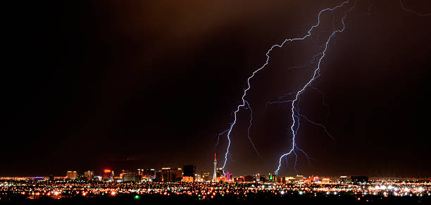 vegas encontrado - lightning thunderstorm city storm fotografías e imágenes de stock