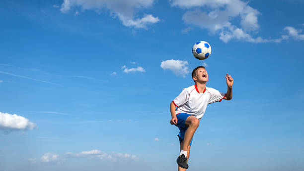 piłka nożna dzieci - heading the ball zdjęcia i obrazy z banku zdjęć