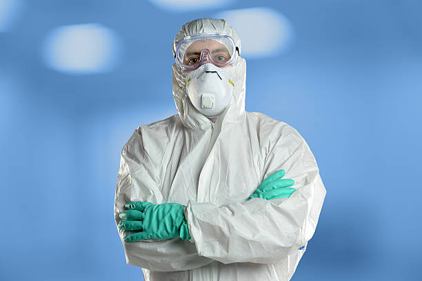 wissenschaftler in schützende hazmat passende im labor - schutzanzug stock-fotos und bilder