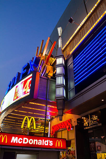 bannières de cinéma cineplex rangsit principales - bangkok mcdonalds fast food restaurant asia photos et images de collection