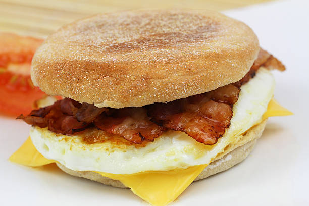 маффин с жареные яйца и бекон, крупным планом - sandwich eggs bacon breakfast стоковые фото и изображения