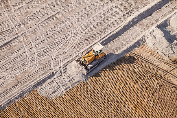 空から見た動作ショベルカー - earth mover working field dirt ストックフォトと画像