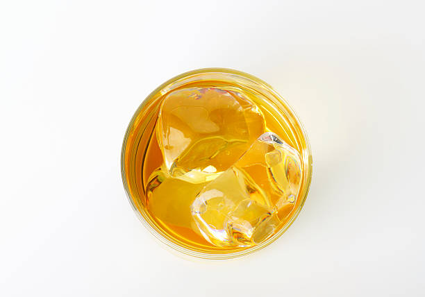 ガラスの冷たいドリンク - apple juice ストックフォトと画像