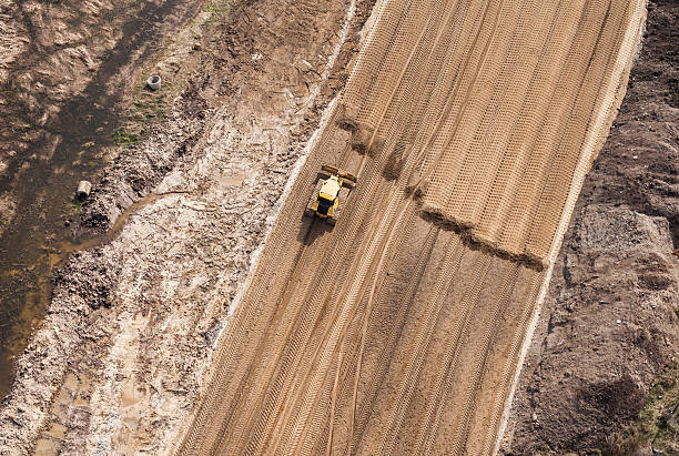 空から見た動作ショベルカー - earth mover working field dirt ストックフォトと画像