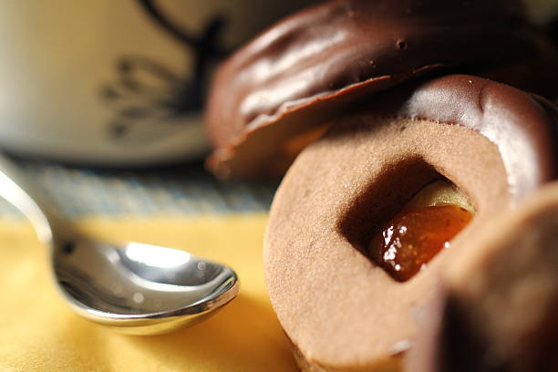 biscoito com geleia e de chocolate - biscotti jam biscuit cookie biscuit imagens e fotografias de stock