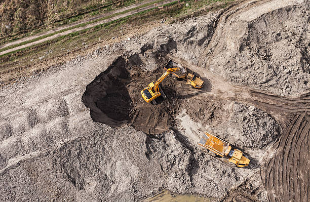 vista aérea del trabajo cavadora mecánica - earth mover digging land bulldozer fotografías e imágenes de stock