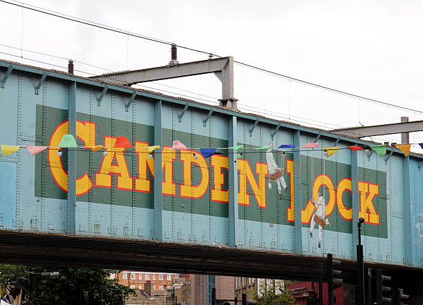 pont ferroviaire de camden haute rue - river north photos et images de collection