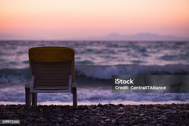 Lonely Costa Del Sol En El Atardecer Foto de stock y más banco de imágenes de Aire libre - Aire libre, Anochecer, Chaise longue
