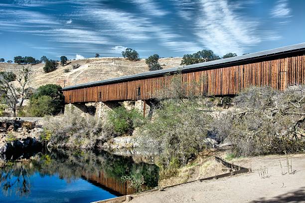 puente cubierto en knights ferry - stanislaus county fotografías e imágenes de stock