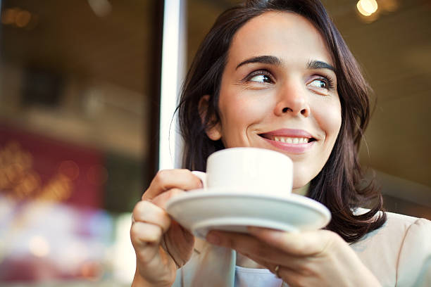 przerwa na kawę - coffee shop coffee break coffee cup holding zdjęcia i obrazy z banku zdjęć