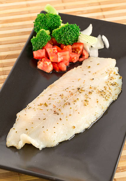 Filetto di pesce con avocado Tataro - foto stock