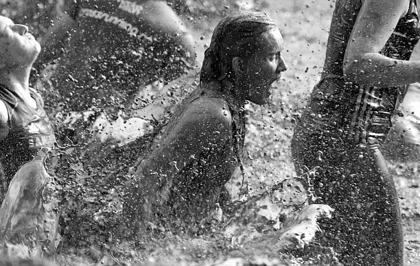 fêmea participante admirado com uma corrida na lama evento - individual event women people autumn imagens e fotografias de stock