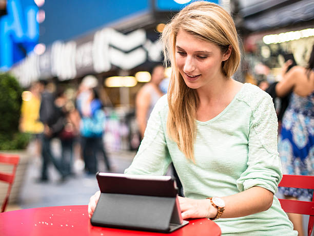 surfen im internet am times square-new york city - digital tablet travel destinations new york state times square stock-fotos und bilder