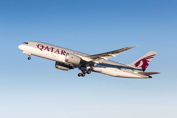 qatar airways boeing 787-8 dreamliner - qatar airways stok fotoğraflar ve resimler