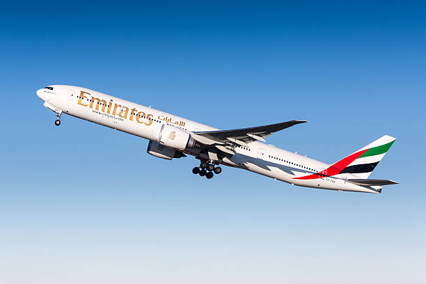 emirates airline - named airline fotografías e imágenes de stock
