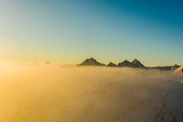 nuageux brume lever du soleil illumine. - dawn valley star morning photos et images de collection