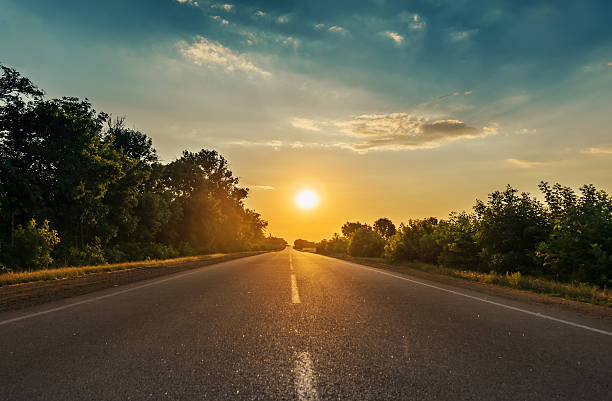no horizonte do sol sobre a estrada de asfalto - one point perspective imagens e fotografias de stock