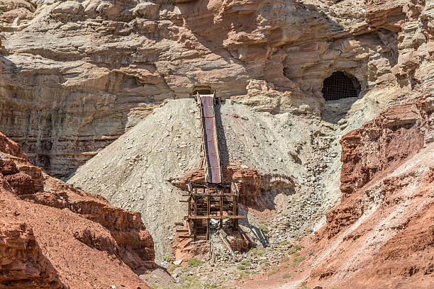 abandonado sujo diabo mina de urânio em utah - radium imagens e fotografias de stock