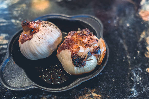 жареный чеснока - roast garlic стоковые фото и изображения