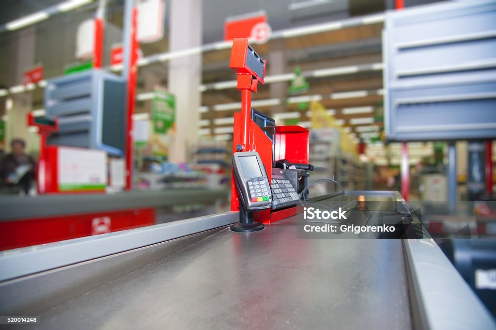 Cash desk with payment terminal in supermarket - Royalty-free Supermarkt Stockfoto