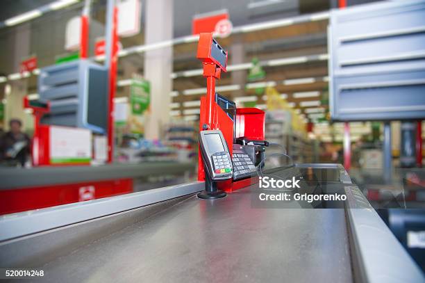 Cash Desk With Payment Terminal In Supermarket Stockfoto en meer beelden van Supermarkt - Supermarkt, Kassa, Caissière