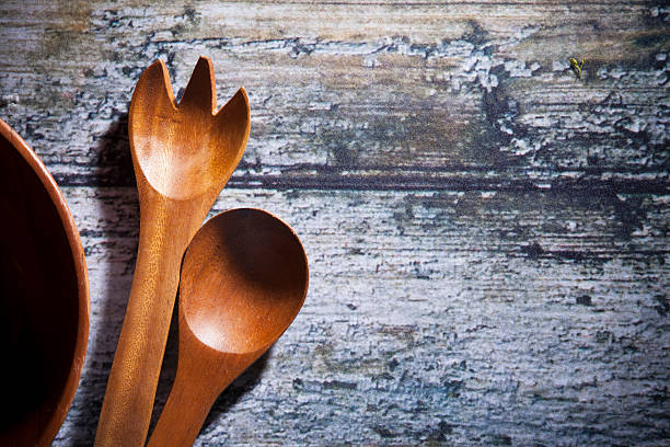 talher de salada na mesa de madeira - chef’s utensils imagens e fotografias de stock