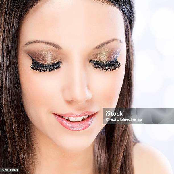 Mujer Bella Foto de stock y más banco de imágenes de Cosmética - Cosmética, Desenfocado, Maquillaje