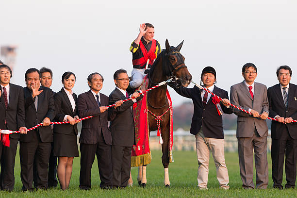 gentildonna gagne japon cup 2013 - tokyo racecourse photos et images de collection