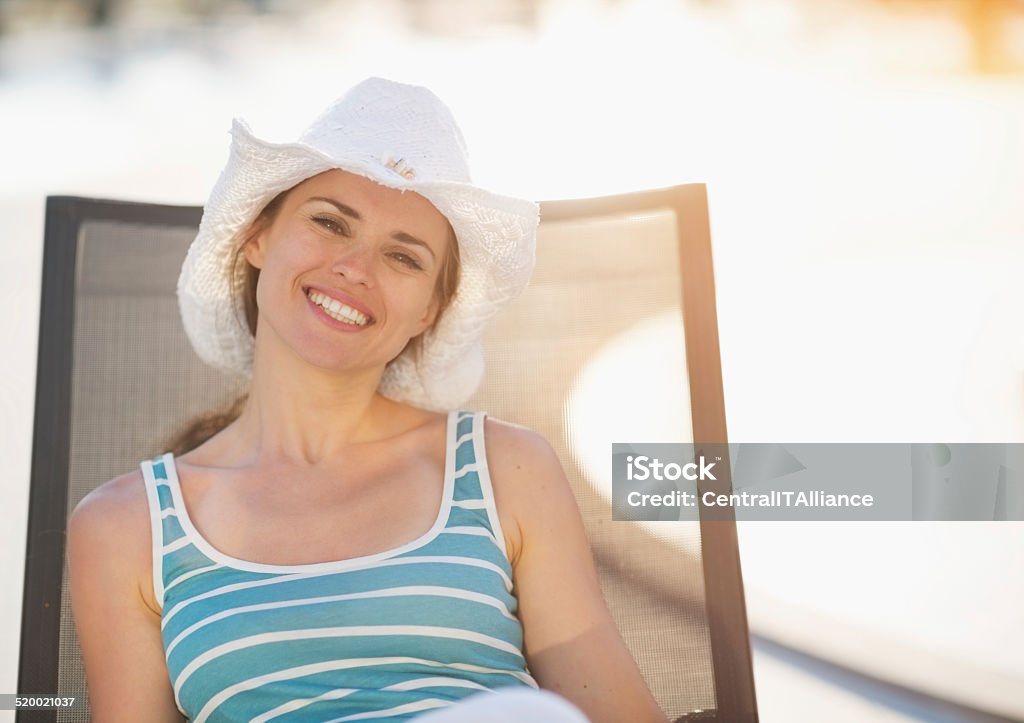 Colocación de mujer feliz en la cama solar - Foto de stock de Acostado libre de derechos