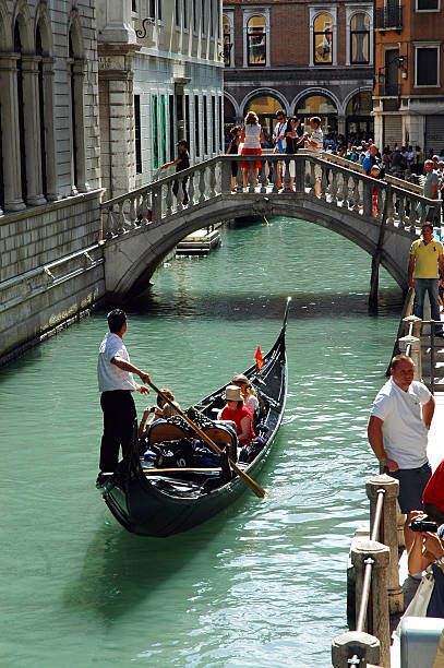 гондоле в венеции, италия - gondola venice italy canal sailor стоковые фото и изображения