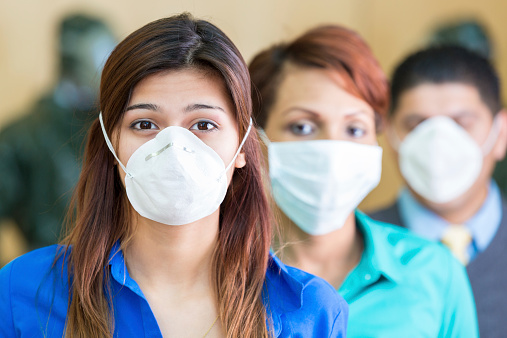 Gente de negocios usando máscaras durante médico o contagiosa pandemia de gripe photo