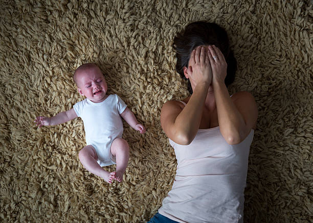 sottolineato madre e il suo bambino - women crying distraught thinking foto e immagini stock