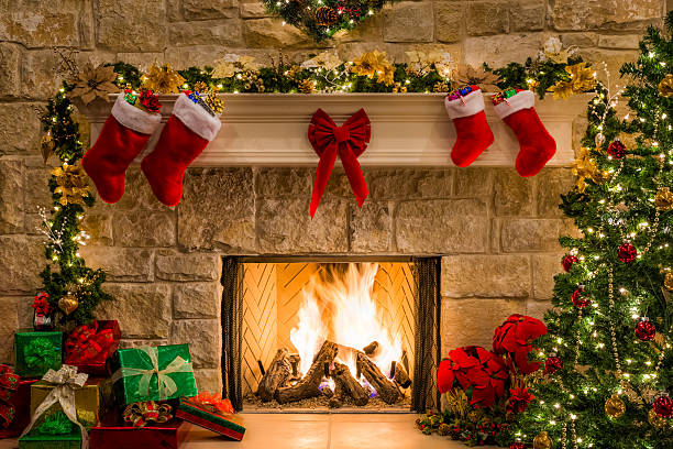 christmas fireplace, tree, stockings, fire, hearth, lights, and decorations - fireplace stockfoto's en -beelden
