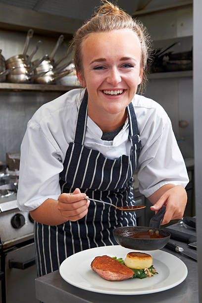 실습생 셰프리 작업 레스토랑에서 - chef trainee cooking teenager 뉴스 사진 이미지