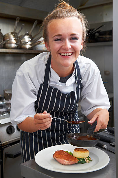 estagiário chefe de trabalhar no restaurante de cozinha - chef trainee cooking teenager imagens e fotografias de stock