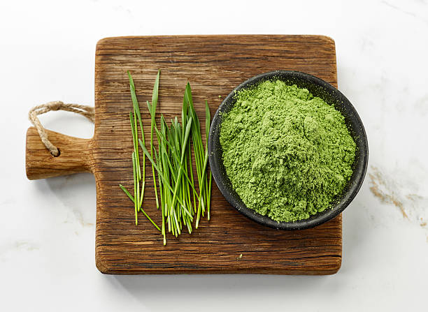 schüssel mit weizen spriessen pulver - wheatgrass nutritional supplement antioxidant grass stock-fotos und bilder
