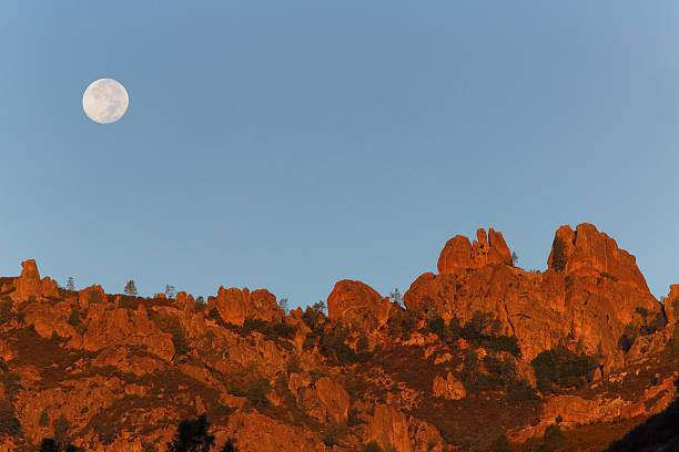 피너 클 국립공원 moonset - soledad 뉴스 사진 이미지