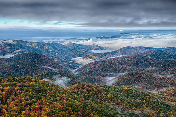 blue ridge parkway, sunrise pintoresco parque nacional de las montañas de otoño - blue ridge mountains north carolina mountain range ridge fotografías e imágenes de stock