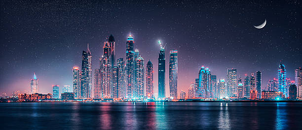 dubai marina unter mond licht - dubai beach hotel skyline stock-fotos und bilder