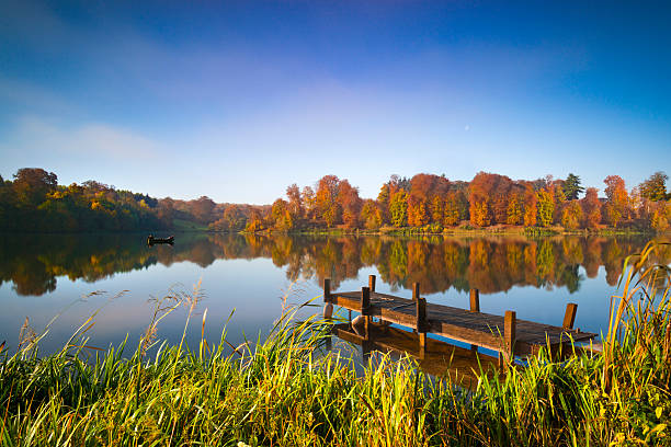 eaux calmes d'un lac à l’automne - cotswold photos et images de collection